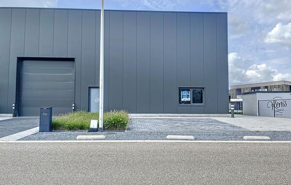 Bedrijfsgebouw te huur in Bree