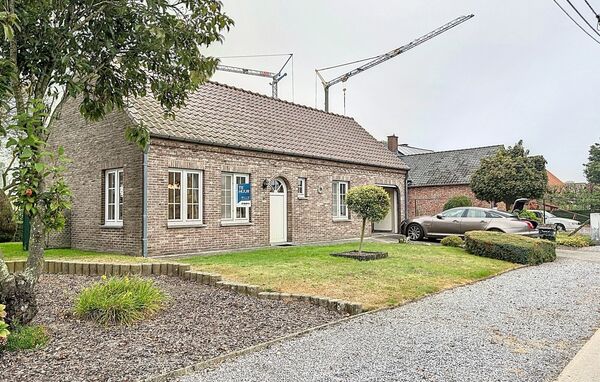 Deze Gezellige en knusse gelijkvloerse woning met 1 slaapkamer en een kleine tuin gelegen net buiten het centrum van Meeuwen, is ideaal voor een alleenstaande of een koppel.

De woning is gelegen in een rustige woonstraat net buiten het centrum van Meeuwe