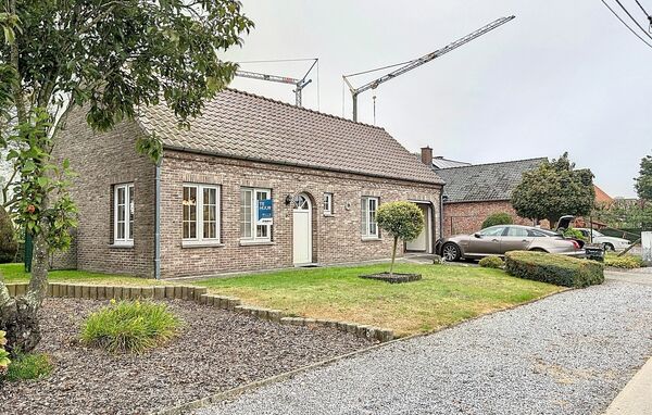 Deze Gezellige en knusse gelijkvloerse woning met 1 slaapkamer en een kleine tuin gelegen net buiten het centrum van Meeuwen, is ideaal voor een alleenstaande of een koppel.

De woning is gelegen in een rustige woonstraat net buiten het centrum van Meeuwe