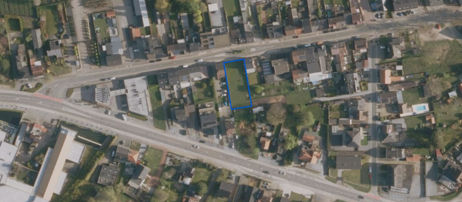 Projectgrond van 7a 60ca met gunstige ligging in het centrum van As. Haar ligging aan de Steenweg zorgt voor een vlotte verbinding naar Genk, Oudsbergen en omstreken met directe toegang tot de Europalaan en de E314.
Contacteer ons gerust voor meer info o