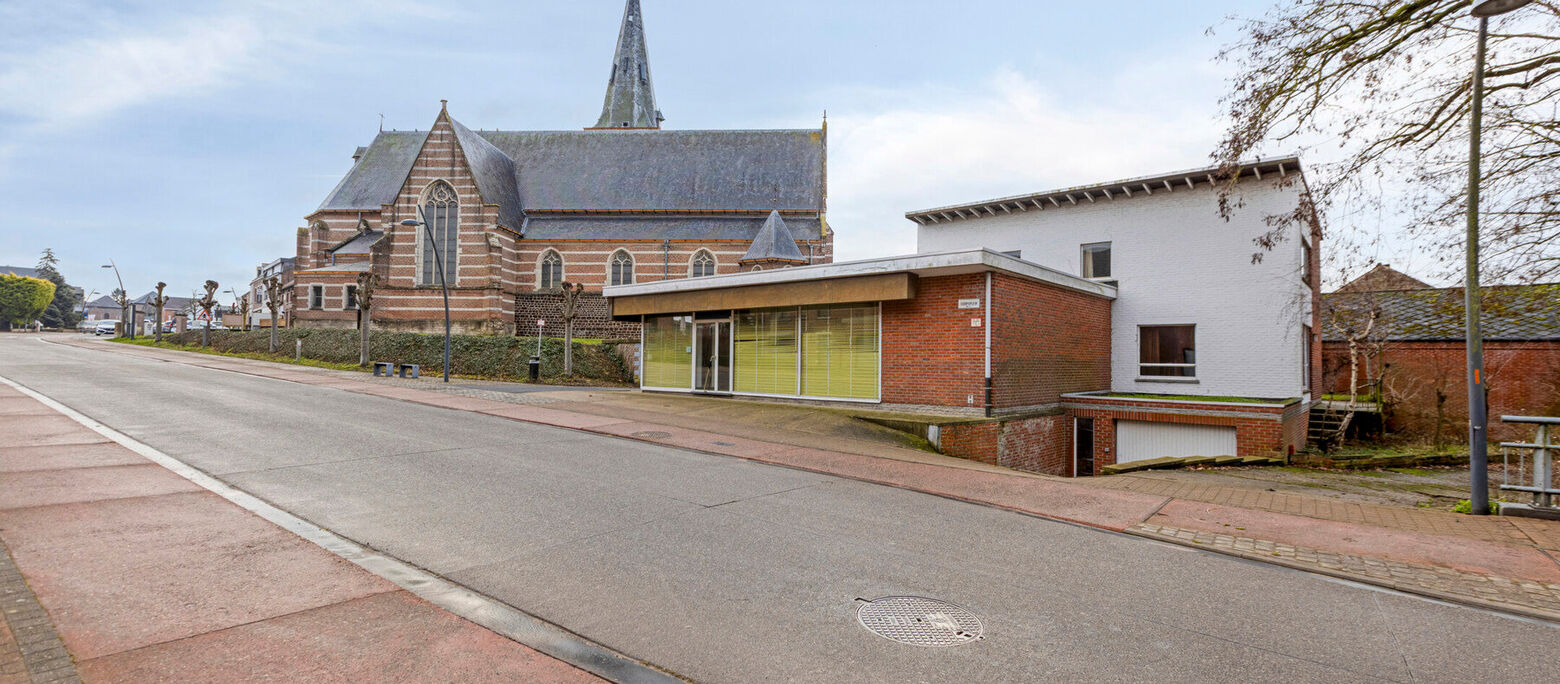 Charmante vrijstaande woning met handelspand in het hart van Kortenaken – voormalig “Kleding Arnauts”

Deze vrijstaande woning met handelspand bevindt zich op een unieke locatie in het centrum van Kortenaken, vlak naast de Sint-Amor kerk en de rivie