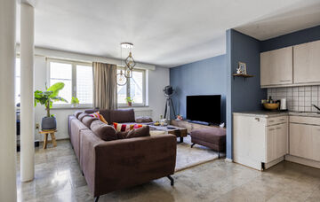 Midden in het centrum van Maaseik bevindt zich dit appartement op de derde verdieping van een imposant herenhuis. De woning werd omstreeks 1651 “In de Soete Naem” genoemd, later in 1710 werd dit herenhuis aangepast aan de late Maasstijl en werd de naa