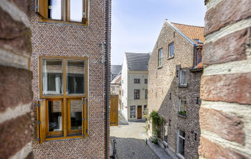 Midden in het centrum van Maaseik bevindt zich dit appartement op de derde verdieping van een imposant herenhuis. De woning werd omstreeks 1651 “In de Soete Naem” genoemd, later in 1710 werd dit herenhuis aangepast aan de late Maasstijl en werd de naa