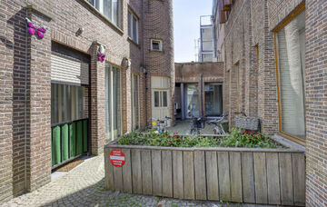 Midden in het centrum van Maaseik bevindt zich dit appartement op de derde verdieping van een imposant herenhuis. De woning werd omstreeks 1651 “In de Soete Naem” genoemd, later in 1710 werd dit herenhuis aangepast aan de late Maasstijl en werd de naa