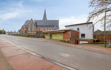Charmante vrijstaande woning met handelspand in het hart van Kortenaken – voormalig “Kleding Arnauts”

Deze vrijstaande woning met handelspand bevindt zich op een unieke locatie in het centrum van Kortenaken, vlak naast de Sint-Amor kerk en de rivie