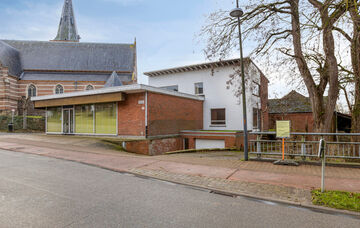 Charmante vrijstaande woning met handelspand in het hart van Kortenaken – voormalig “Kleding Arnauts”

Deze vrijstaande woning met handelspand bevindt zich op een unieke locatie in het centrum van Kortenaken, vlak naast de Sint-Amor kerk en de rivie