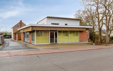 Charmante vrijstaande woning met handelspand in het hart van Kortenaken – voormalig “Kleding Arnauts”

Deze vrijstaande woning met handelspand bevindt zich op een unieke locatie in het centrum van Kortenaken, vlak naast de Sint-Amor kerk en de rivie