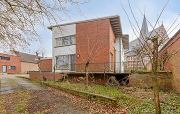 Charmante vrijstaande woning met handelspand in het hart van Kortenaken – voormalig “Kleding Arnauts”

Deze vrijstaande woning met handelspand bevindt zich op een unieke locatie in het centrum van Kortenaken, vlak naast de Sint-Amor kerk en de rivie