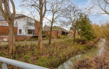 Charmante vrijstaande woning met handelspand in het hart van Kortenaken – voormalig “Kleding Arnauts”

Deze vrijstaande woning met handelspand bevindt zich op een unieke locatie in het centrum van Kortenaken, vlak naast de Sint-Amor kerk en de rivie