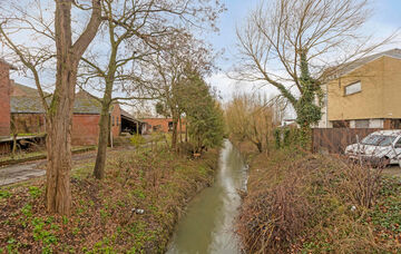 Charmante vrijstaande woning met handelspand in het hart van Kortenaken – voormalig “Kleding Arnauts”

Deze vrijstaande woning met handelspand bevindt zich op een unieke locatie in het centrum van Kortenaken, vlak naast de Sint-Amor kerk en de rivie