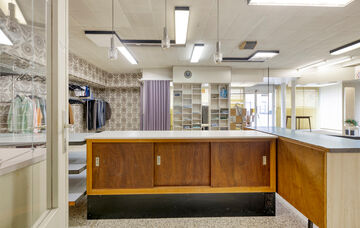 Charmante vrijstaande woning met handelspand in het hart van Kortenaken – voormalig “Kleding Arnauts”

Deze vrijstaande woning met handelspand bevindt zich op een unieke locatie in het centrum van Kortenaken, vlak naast de Sint-Amor kerk en de rivie