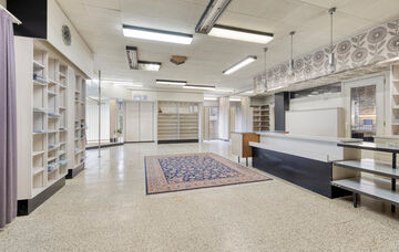 Charmante vrijstaande woning met handelspand in het hart van Kortenaken – voormalig “Kleding Arnauts”

Deze vrijstaande woning met handelspand bevindt zich op een unieke locatie in het centrum van Kortenaken, vlak naast de Sint-Amor kerk en de rivie