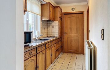 Deze Gezellige en knusse gelijkvloerse woning met 1 slaapkamer en een kleine tuin gelegen net buiten het centrum van Meeuwen, is ideaal voor een alleenstaande of een koppel.

De woning is gelegen in een rustige woonstraat net buiten het centrum van Meeuwe