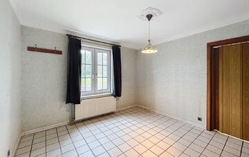 Deze Gezellige en knusse gelijkvloerse woning met 1 slaapkamer en een kleine tuin gelegen net buiten het centrum van Meeuwen, is ideaal voor een alleenstaande of een koppel.

De woning is gelegen in een rustige woonstraat net buiten het centrum van Meeuwe