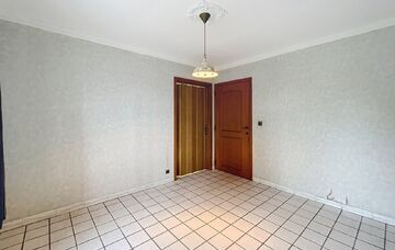 Deze Gezellige en knusse gelijkvloerse woning met 1 slaapkamer en een kleine tuin gelegen net buiten het centrum van Meeuwen, is ideaal voor een alleenstaande of een koppel.

De woning is gelegen in een rustige woonstraat net buiten het centrum van Meeuwe