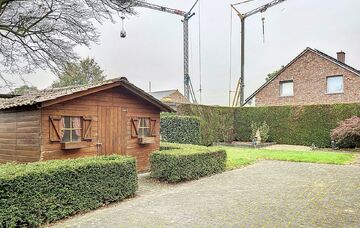 Deze Gezellige en knusse gelijkvloerse woning met 1 slaapkamer en een kleine tuin gelegen net buiten het centrum van Meeuwen, is ideaal voor een alleenstaande of een koppel.

De woning is gelegen in een rustige woonstraat net buiten het centrum van Meeuwe