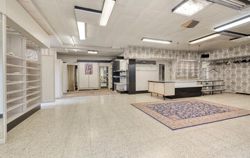 Charmante vrijstaande woning met handelspand in het hart van Kortenaken – voormalig “Kleding Arnauts”

Deze vrijstaande woning met handelspand bevindt zich op een unieke locatie in het centrum van Kortenaken, vlak naast de Sint-Amor kerk en de rivie