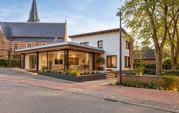 Charmante vrijstaande woning met handelspand in het hart van Kortenaken – voormalig “Kleding Arnauts”

Deze vrijstaande woning met handelspand bevindt zich op een unieke locatie in het centrum van Kortenaken, vlak naast de Sint-Amor kerk en de rivie