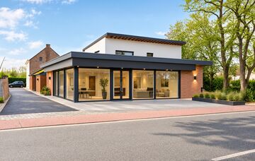 Charmante vrijstaande woning met handelspand in het hart van Kortenaken – voormalig “Kleding Arnauts”

Deze vrijstaande woning met handelspand bevindt zich op een unieke locatie in het centrum van Kortenaken, vlak naast de Sint-Amor kerk en de rivie